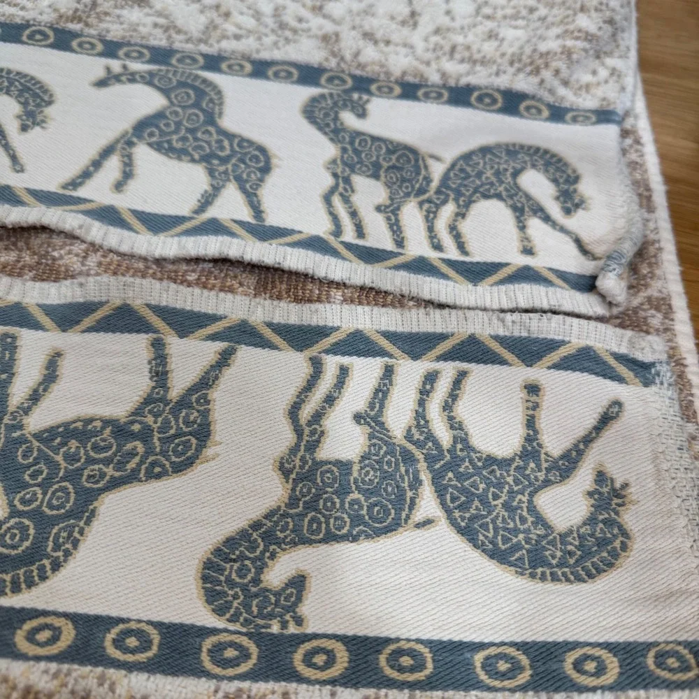 Vintage Giraffe Safari Bath Towels Set of 2 Blue‎ Beige Cotton Jacquard Border